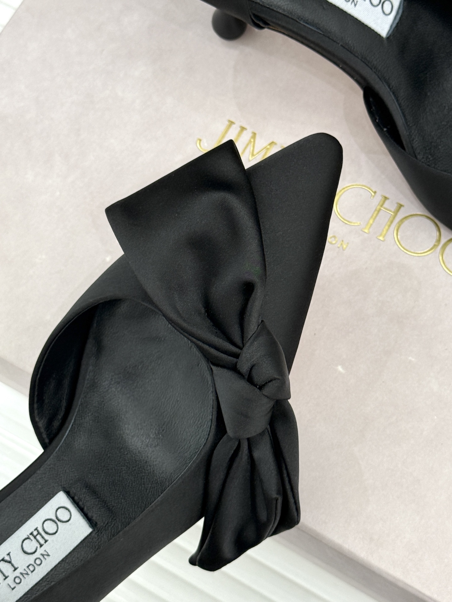 Jimmy Choo/吉米周26WF新品 尖头蝴蝶结侧空高跟凉鞋 缎面蝴蝶结柔润有光泽 侧空设计显脚纤瘦 细跟稳当显腿长 Jimmy Choo/吉米周26WF新品 尖头蝴蝶结侧空高跟凉鞋 缎面蝴蝶结柔润有光泽 侧空设计显脚纤瘦 细跟稳当显腿长