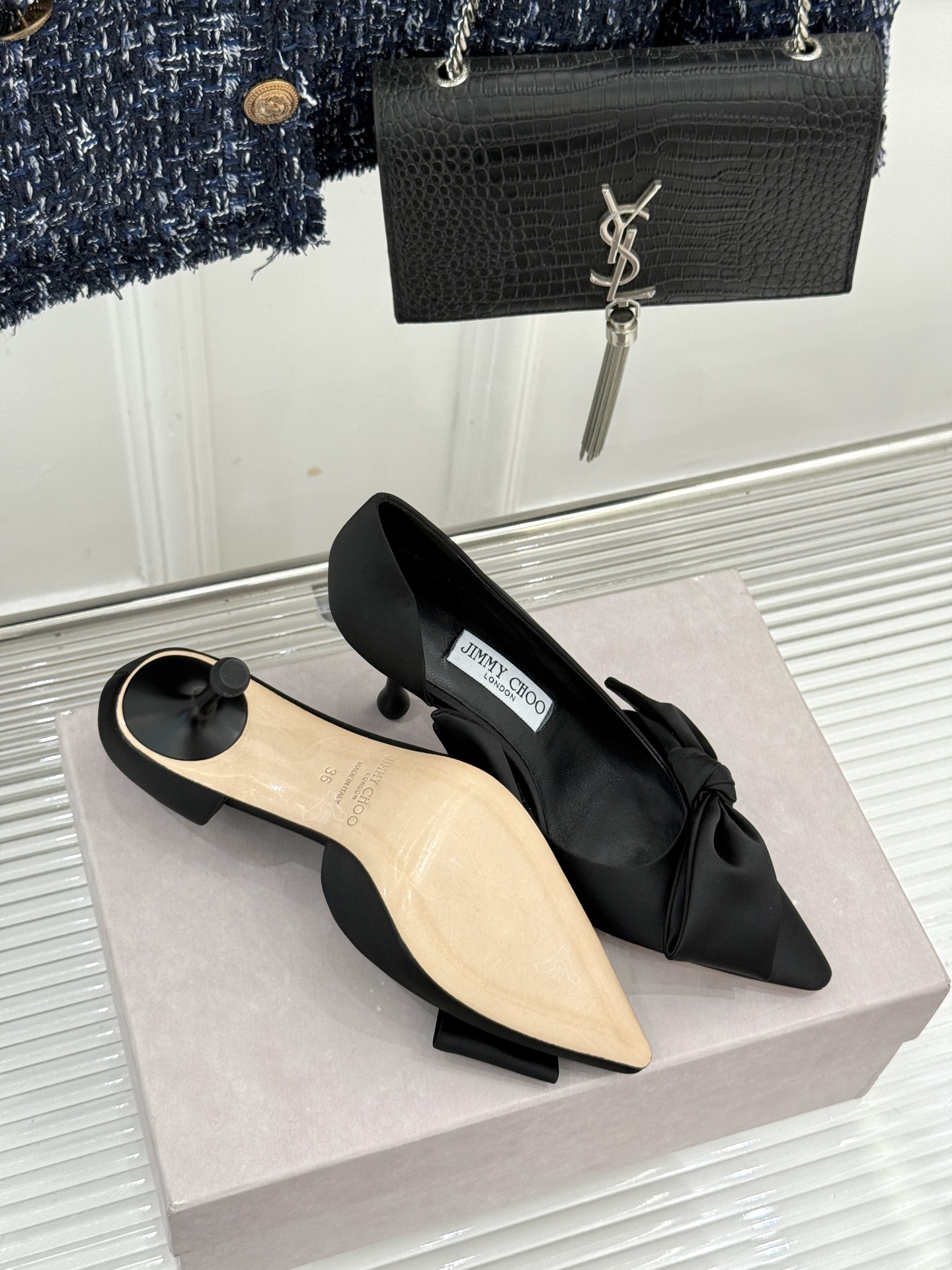 Jimmy Choo/吉米周26WF新品 尖头蝴蝶结侧空高跟凉鞋 缎面蝴蝶结柔润有光泽 侧空设计显脚纤瘦 细跟稳当显腿长 Jimmy Choo/吉米周26WF新品 尖头蝴蝶结侧空高跟凉鞋 缎面蝴蝶结柔润有光泽 侧空设计显脚纤瘦 细跟稳当显腿长