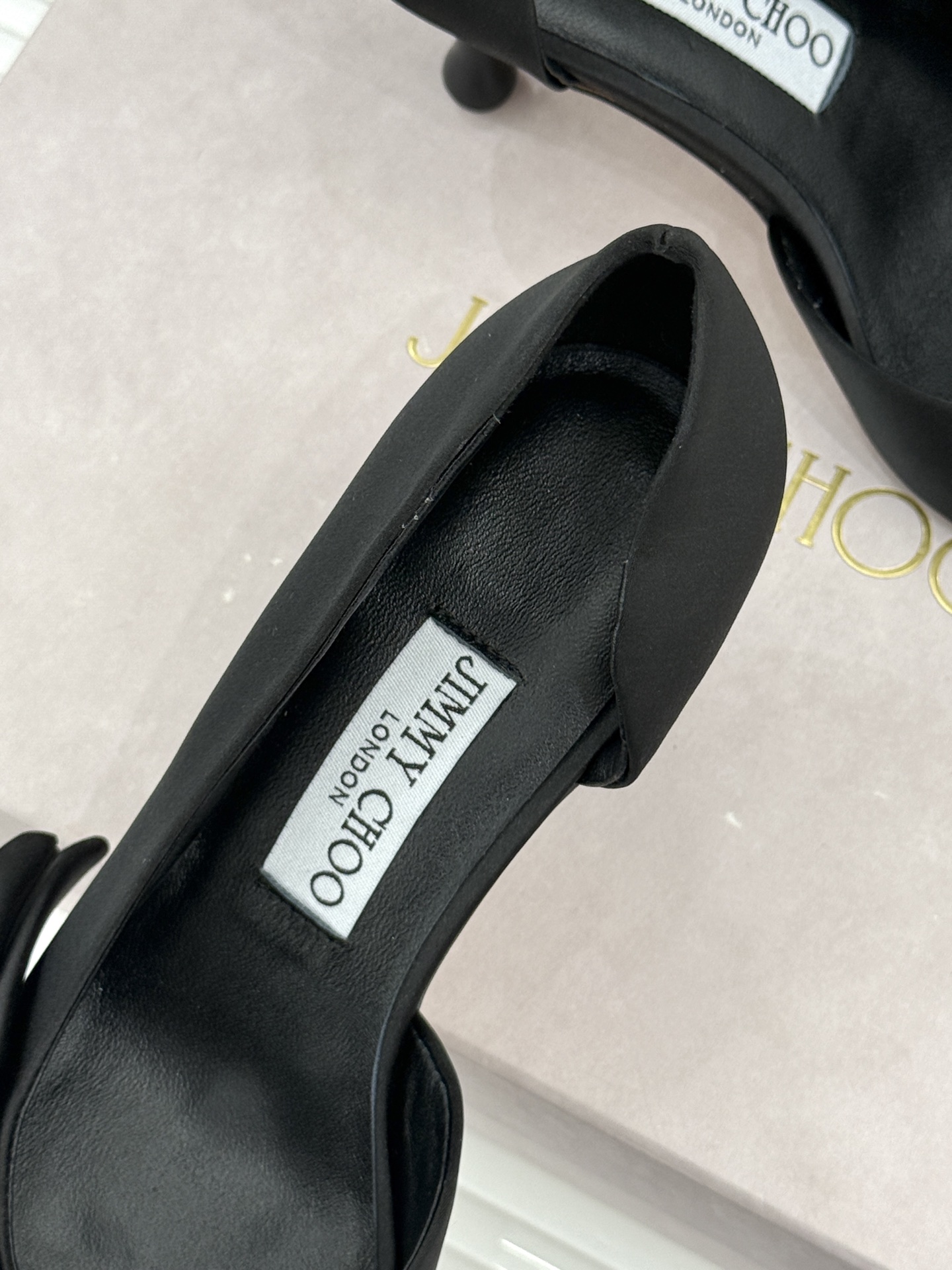 Jimmy Choo/吉米周26WF新品 尖头蝴蝶结侧空高跟凉鞋 缎面蝴蝶结柔润有光泽 侧空设计显脚纤瘦 细跟稳当显腿长 Jimmy Choo/吉米周26WF新品 尖头蝴蝶结侧空高跟凉鞋 缎面蝴蝶结柔润有光泽 侧空设计显脚纤瘦 细跟稳当显腿长
