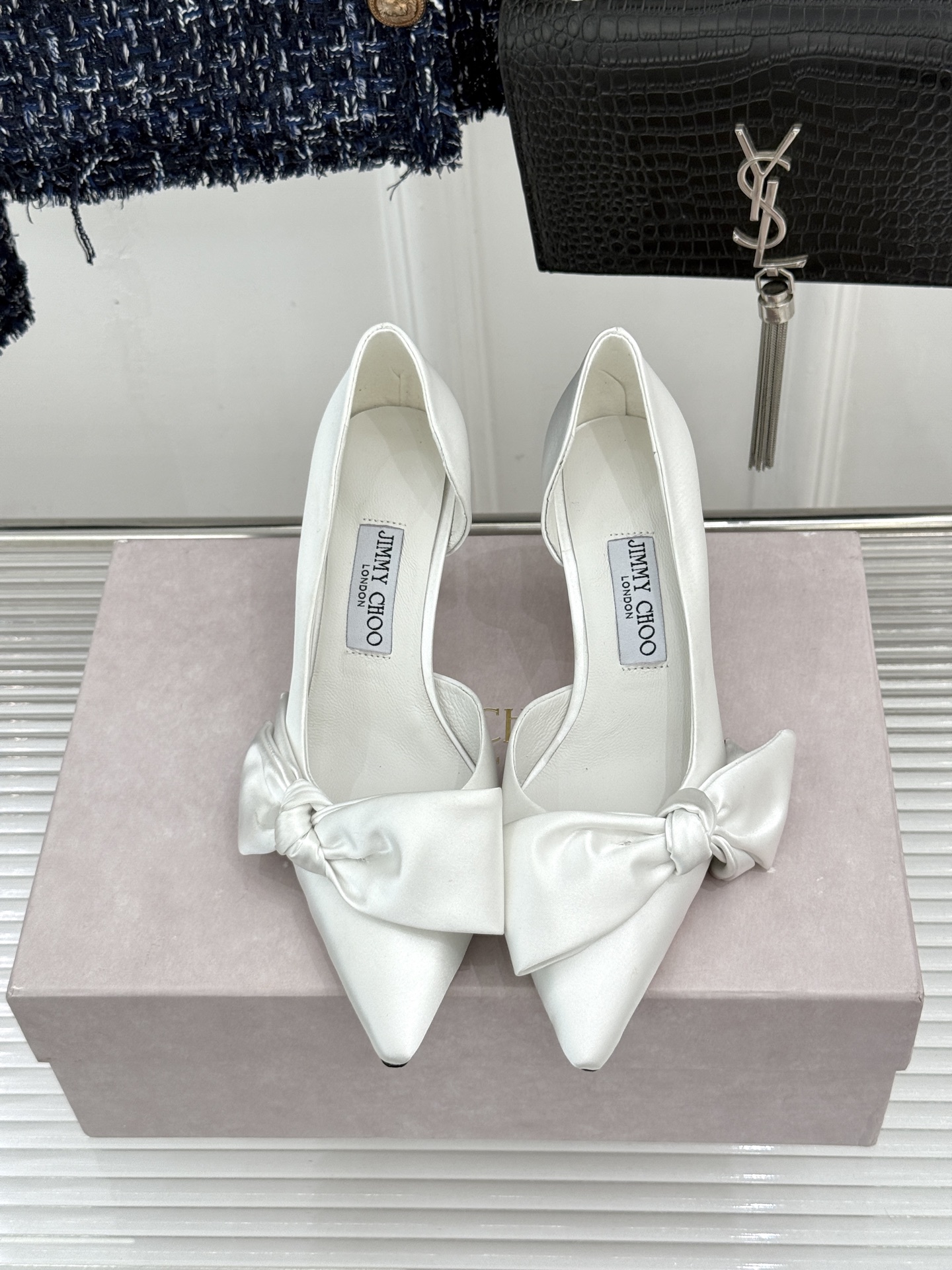 Jimmy Choo/吉米周26WF新品 尖头蝴蝶结侧空高跟凉鞋 缎面蝴蝶结柔润有光泽 侧空设计显脚纤瘦 细跟稳当显腿长 Jimmy Choo/吉米周26WF新品 尖头蝴蝶结侧空高跟凉鞋 缎面蝴蝶结柔润有光泽 侧空设计显脚纤瘦 细跟稳当显腿长