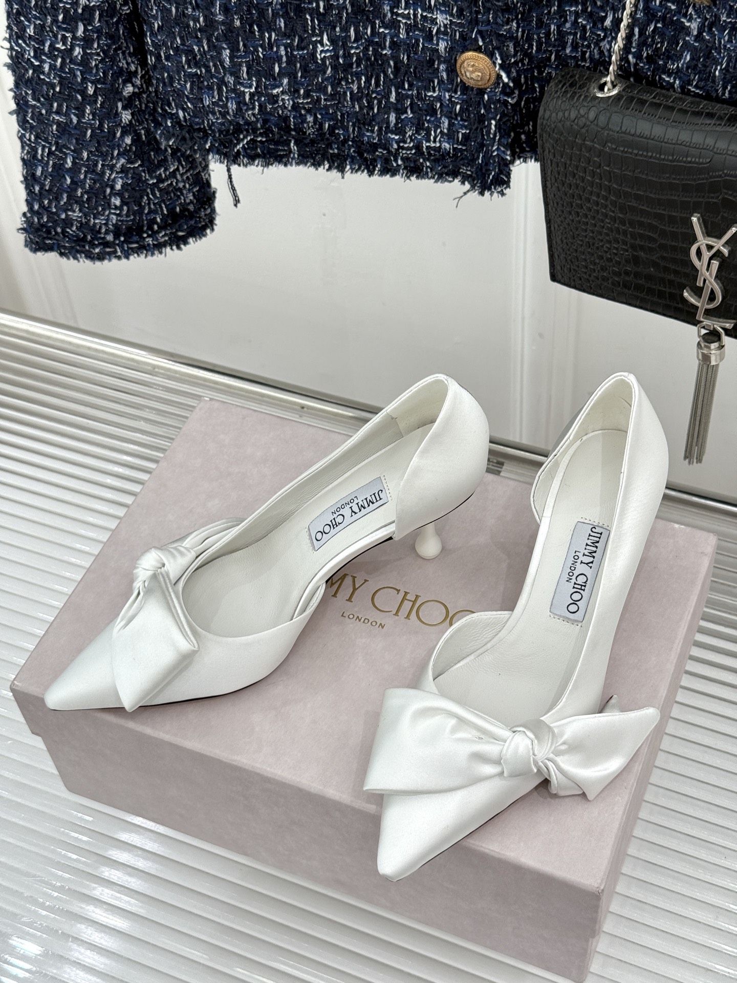 Jimmy Choo/吉米周26WF新品 尖头蝴蝶结侧空高跟凉鞋 缎面蝴蝶结柔润有光泽 侧空设计显脚纤瘦 细跟稳当显腿长 Jimmy Choo/吉米周26WF新品 尖头蝴蝶结侧空高跟凉鞋 缎面蝴蝶结柔润有光泽 侧空设计显脚纤瘦 细跟稳当显腿长