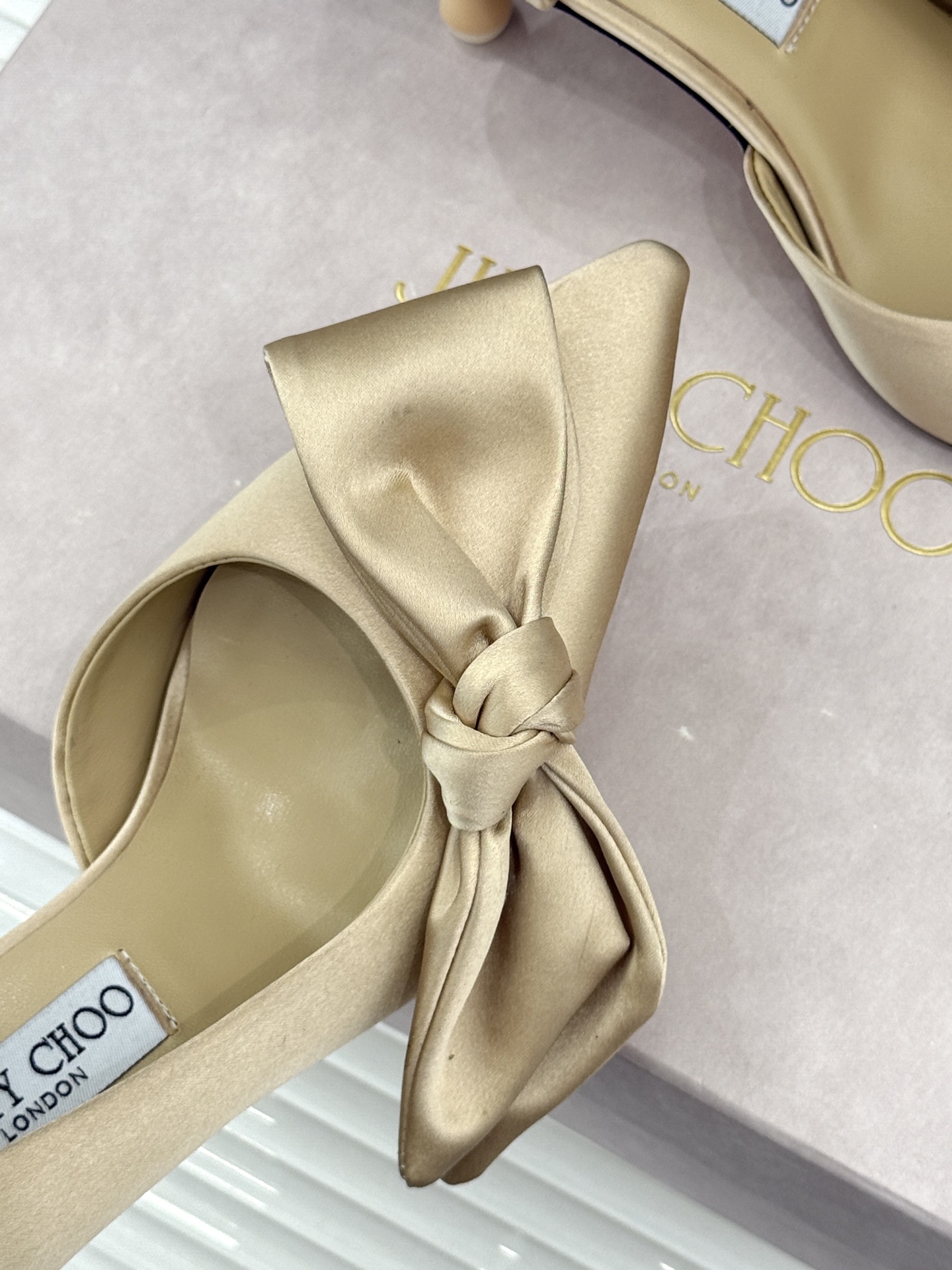 Jimmy Choo/吉米周26WF新品 尖头蝴蝶结侧空高跟凉鞋 缎面蝴蝶结柔润有光泽 侧空设计显脚纤瘦 细跟稳当显腿长 Jimmy Choo/吉米周26WF新品 尖头蝴蝶结侧空高跟凉鞋 缎面蝴蝶结柔润有光泽 侧空设计显脚纤瘦 细跟稳当显腿长