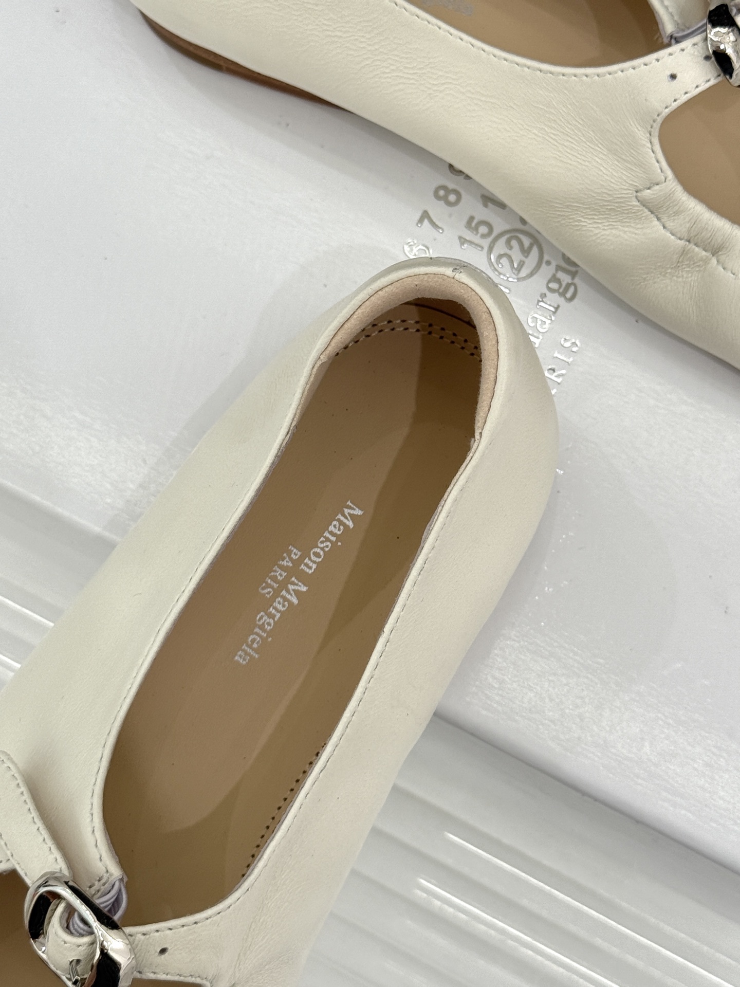 MaisonMargiela｜MM6马吉拉 复古分趾玛丽珍鞋 谁懂马吉拉这双的魅力 复古分趾玛丽珍鞋型 招牌分趾灵魂设计