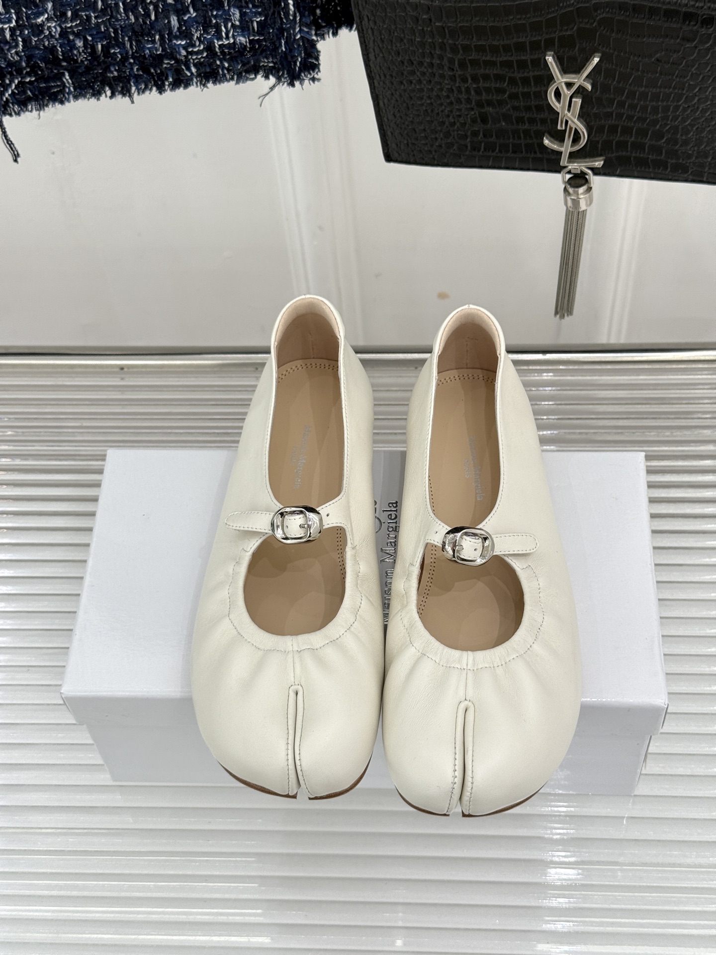 MaisonMargiela｜MM6马吉拉 复古分趾玛丽珍鞋 谁懂马吉拉这双的魅力 复古分趾玛丽珍鞋型 招牌分趾灵魂设计
