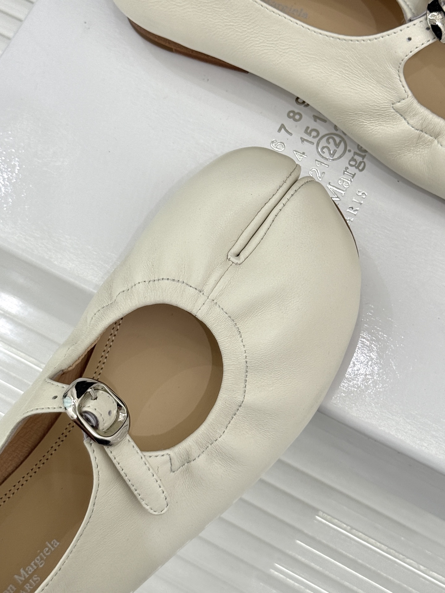 MaisonMargiela｜MM6马吉拉 复古分趾玛丽珍鞋 谁懂马吉拉这双的魅力 复古分趾玛丽珍鞋型 招牌分趾灵魂设计