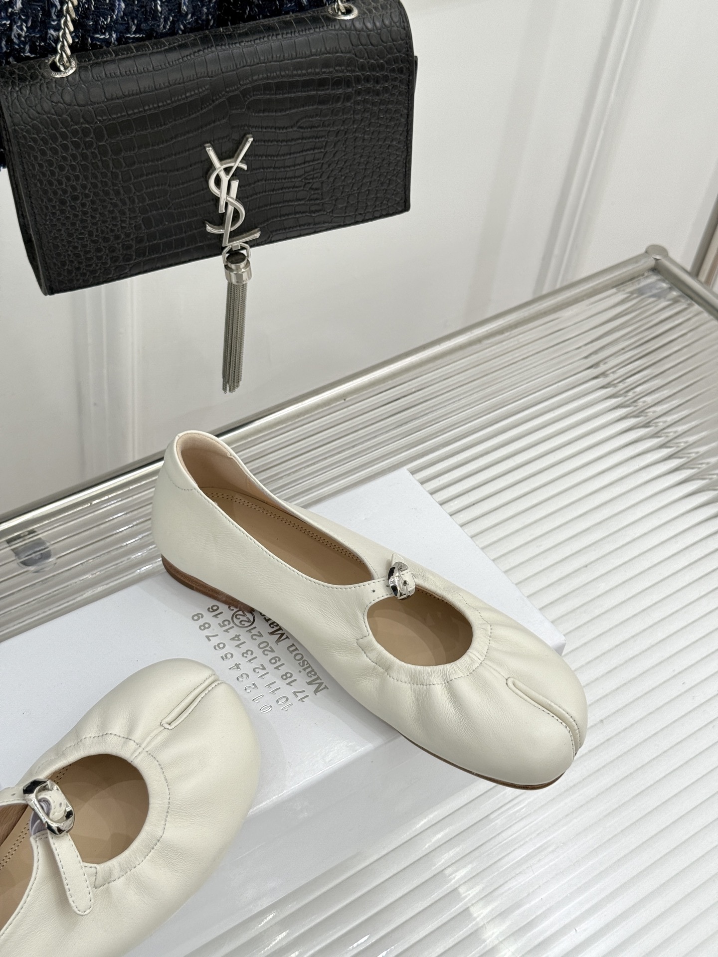 MaisonMargiela｜MM6马吉拉 复古分趾玛丽珍鞋 谁懂马吉拉这双的魅力 复古分趾玛丽珍鞋型 招牌分趾灵魂设计
