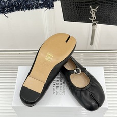 MaisonMargiela|MM6马吉拉 复古分趾玛丽珍鞋 谁懂马吉拉这双的魅力 复古分趾玛丽珍鞋型 招牌分趾灵魂设计 MaisonMargiela|MM6马吉拉 复古分趾玛丽珍鞋 谁懂马吉拉这双的魅力 复古分趾玛丽珍鞋型 招牌分趾灵魂设计