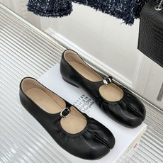 MaisonMargiela|MM6马吉拉 复古分趾玛丽珍鞋 谁懂马吉拉这双的魅力 复古分趾玛丽珍鞋型 招牌分趾灵魂设计 MaisonMargiela|MM6马吉拉 复古分趾玛丽珍鞋 谁懂马吉拉这双的魅力 复古分趾玛丽珍鞋型 招牌分趾灵魂设计