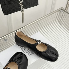 MaisonMargiela|MM6马吉拉 复古分趾玛丽珍鞋 谁懂马吉拉这双的魅力 复古分趾玛丽珍鞋型 招牌分趾灵魂设计 MaisonMargiela|MM6马吉拉 复古分趾玛丽珍鞋 谁懂马吉拉这双的魅力 复古分趾玛丽珍鞋型 招牌分趾灵魂设计