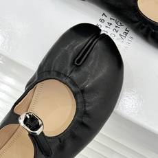 MaisonMargiela|MM6马吉拉 复古分趾玛丽珍鞋 谁懂马吉拉这双的魅力 复古分趾玛丽珍鞋型 招牌分趾灵魂设计 MaisonMargiela|MM6马吉拉 复古分趾玛丽珍鞋 谁懂马吉拉这双的魅力 复古分趾玛丽珍鞋型 招牌分趾灵魂设计