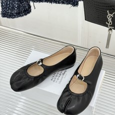 MaisonMargiela|MM6马吉拉 复古分趾玛丽珍鞋 谁懂马吉拉这双的魅力 复古分趾玛丽珍鞋型 招牌分趾灵魂设计 MaisonMargiela|MM6马吉拉 复古分趾玛丽珍鞋 谁懂马吉拉这双的魅力 复古分趾玛丽珍鞋型 招牌分趾灵魂设计