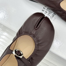 MaisonMargiela|MM6马吉拉 复古分趾玛丽珍鞋 谁懂马吉拉这双的魅力 复古分趾玛丽珍鞋型 招牌分趾灵魂设计 MaisonMargiela|MM6马吉拉 复古分趾玛丽珍鞋 谁懂马吉拉这双的魅力 复古分趾玛丽珍鞋型 招牌分趾灵魂设计