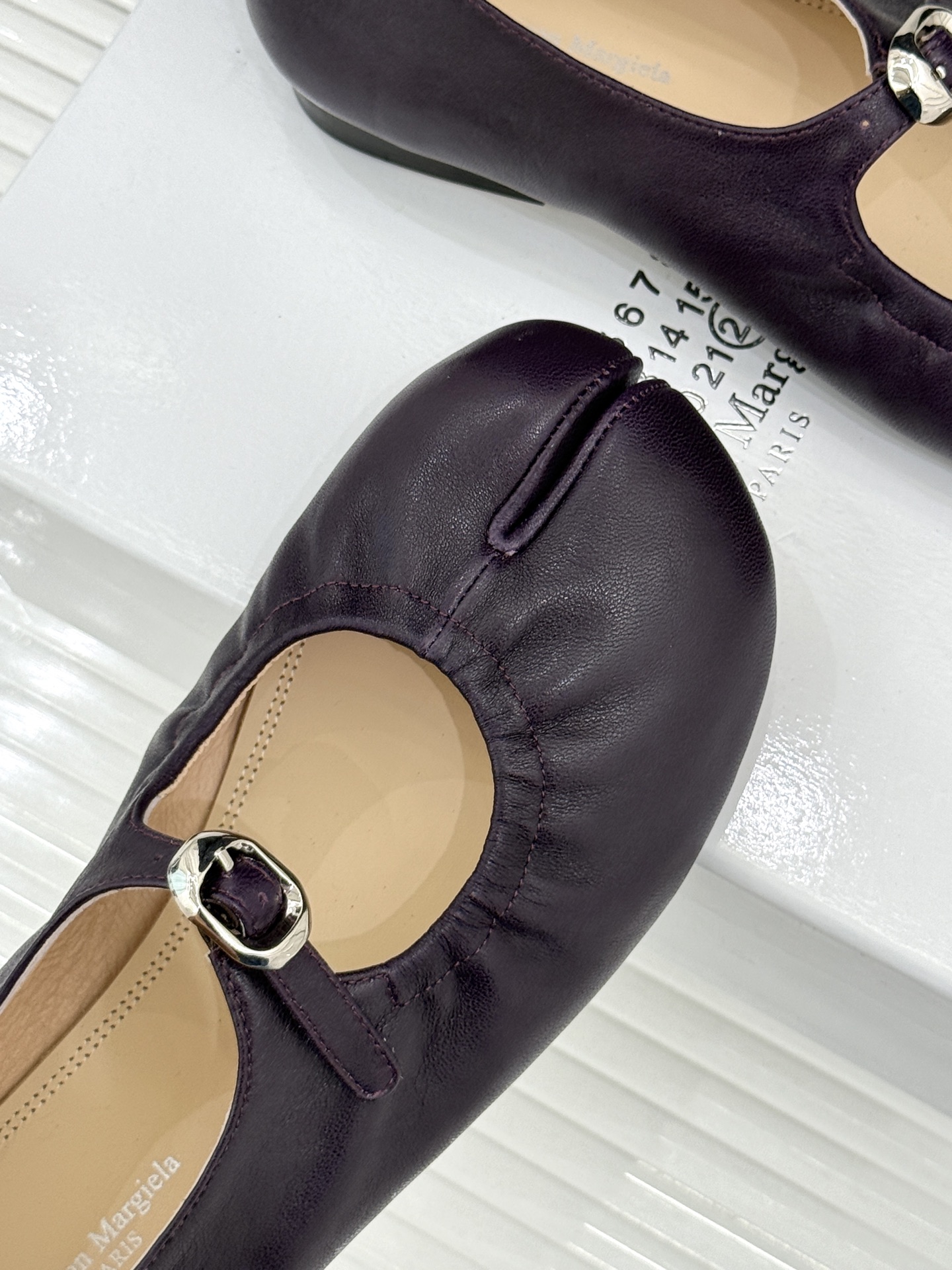 MaisonMargiela｜MM6马吉拉 复古分趾玛丽珍鞋 谁懂马吉拉这双的魅力 复古分趾玛丽珍鞋型 招牌分趾灵魂设计