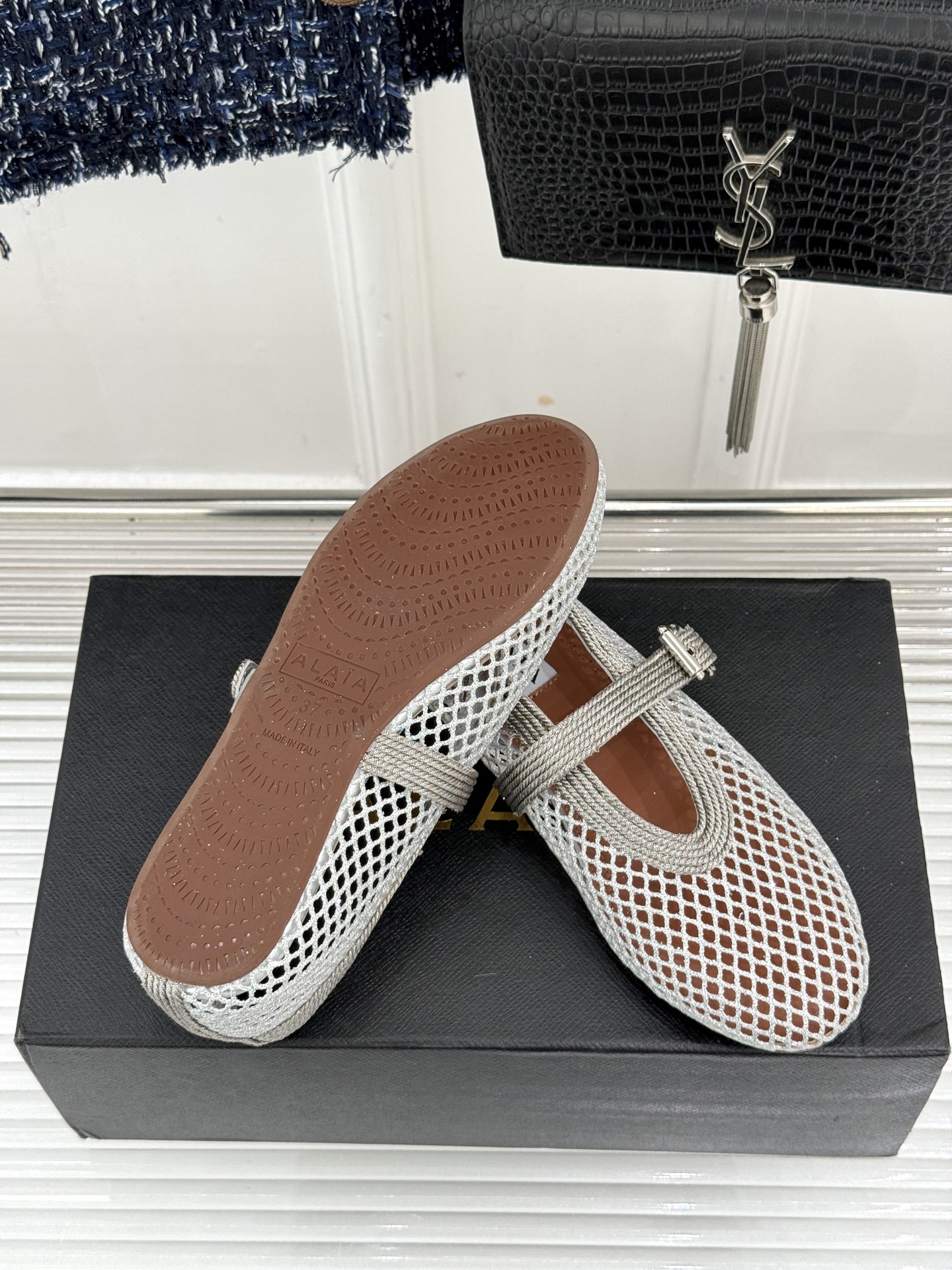 原版盒＋10 ALAÏA /阿莱雅 26WF新品 镂空网面平底玛丽珍鞋 网面镂空平底玛丽珍鞋 精致网格通透又轻盈 绒面锁