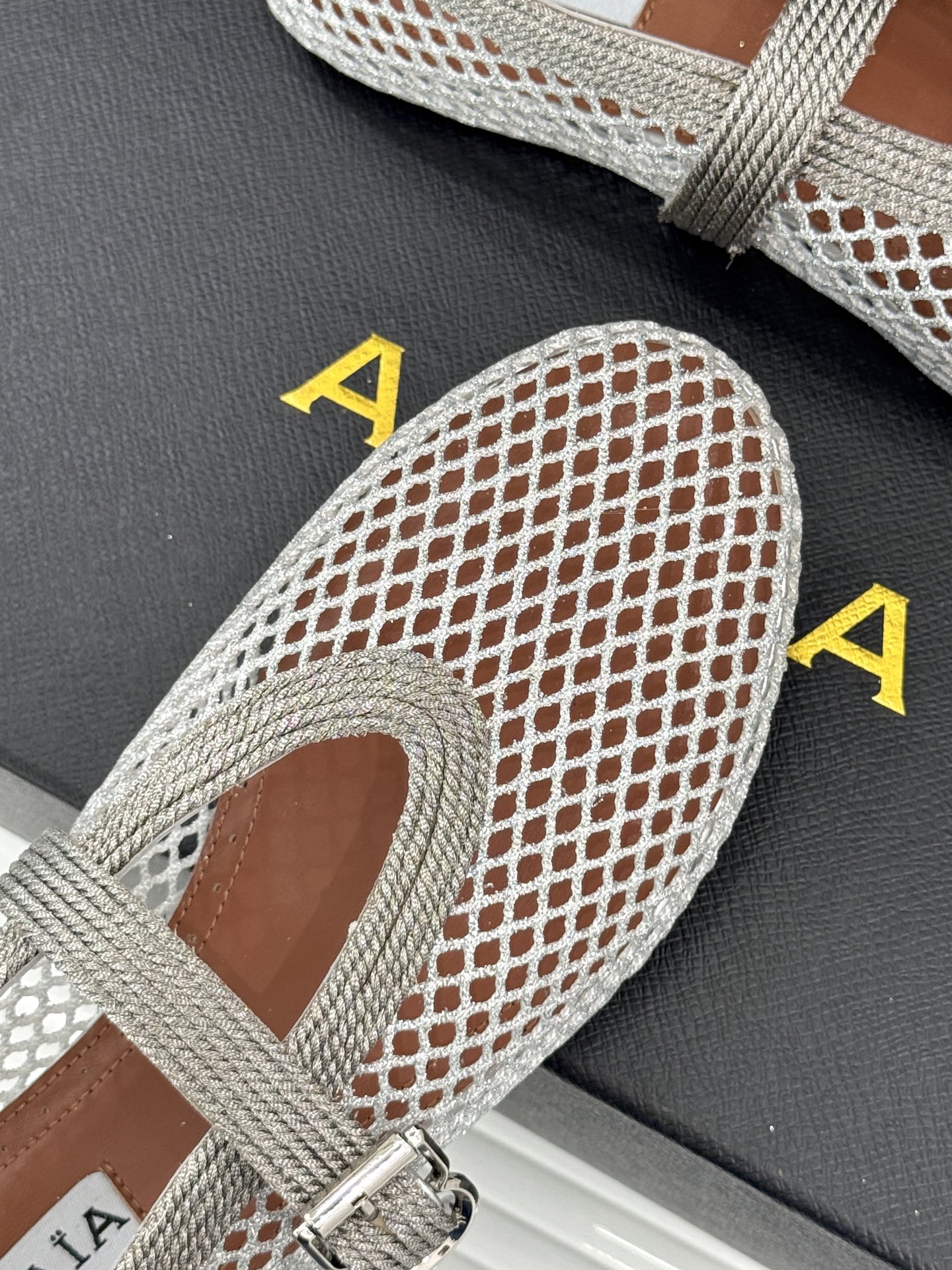原版盒＋10 ALAÏA /阿莱雅 26WF新品 镂空网面平底玛丽珍鞋 网面镂空平底玛丽珍鞋 精致网格通透又轻盈 绒面锁