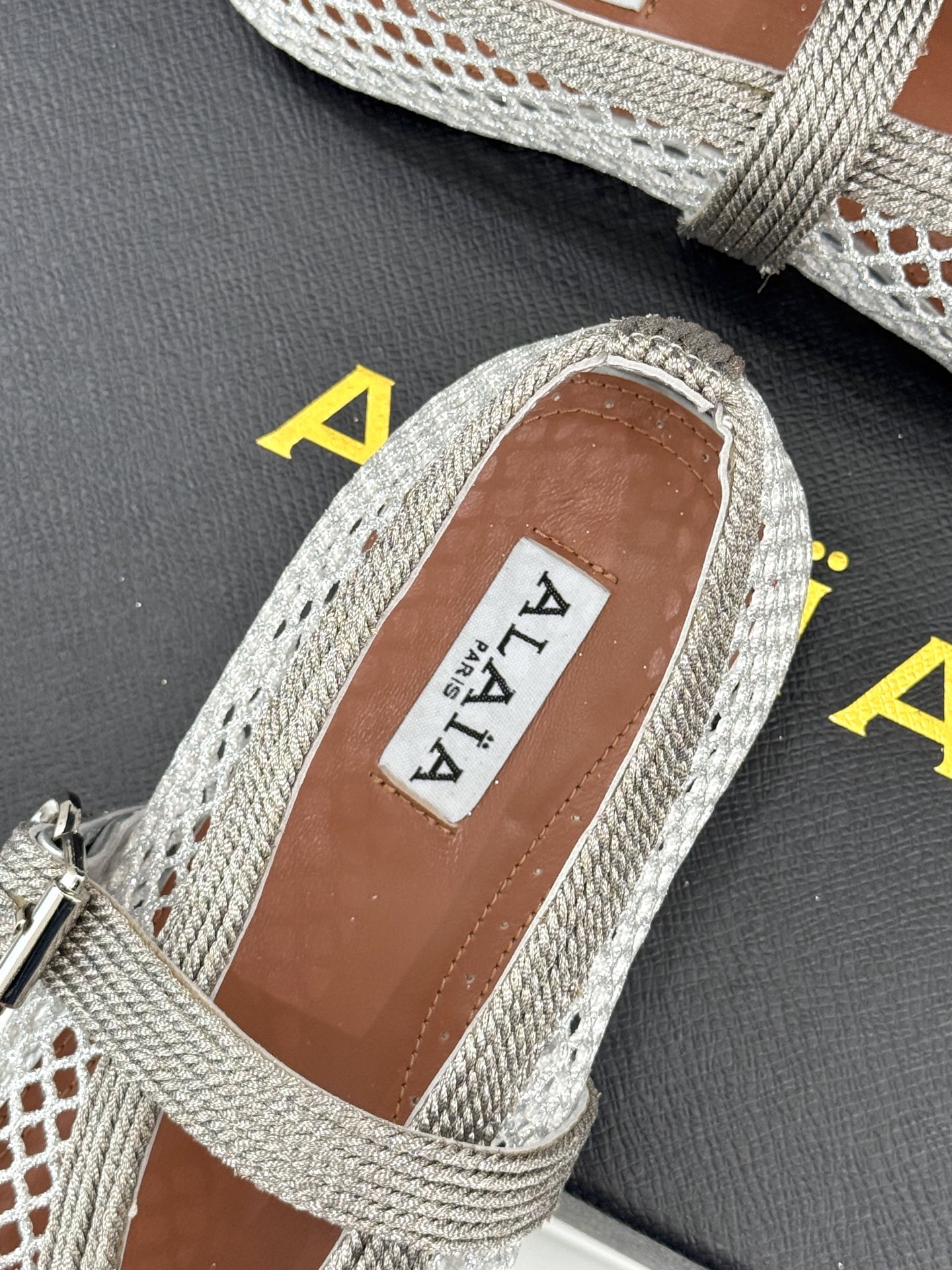 原版盒＋10 ALAÏA /阿莱雅 26WF新品 镂空网面平底玛丽珍鞋 网面镂空平底玛丽珍鞋 精致网格通透又轻盈 绒面锁