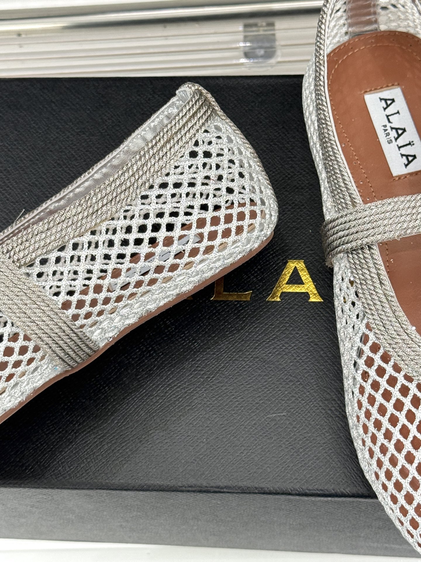原版盒＋10 ALAÏA /阿莱雅 26WF新品 镂空网面平底玛丽珍鞋 网面镂空平底玛丽珍鞋 精致网格通透又轻盈 绒面锁