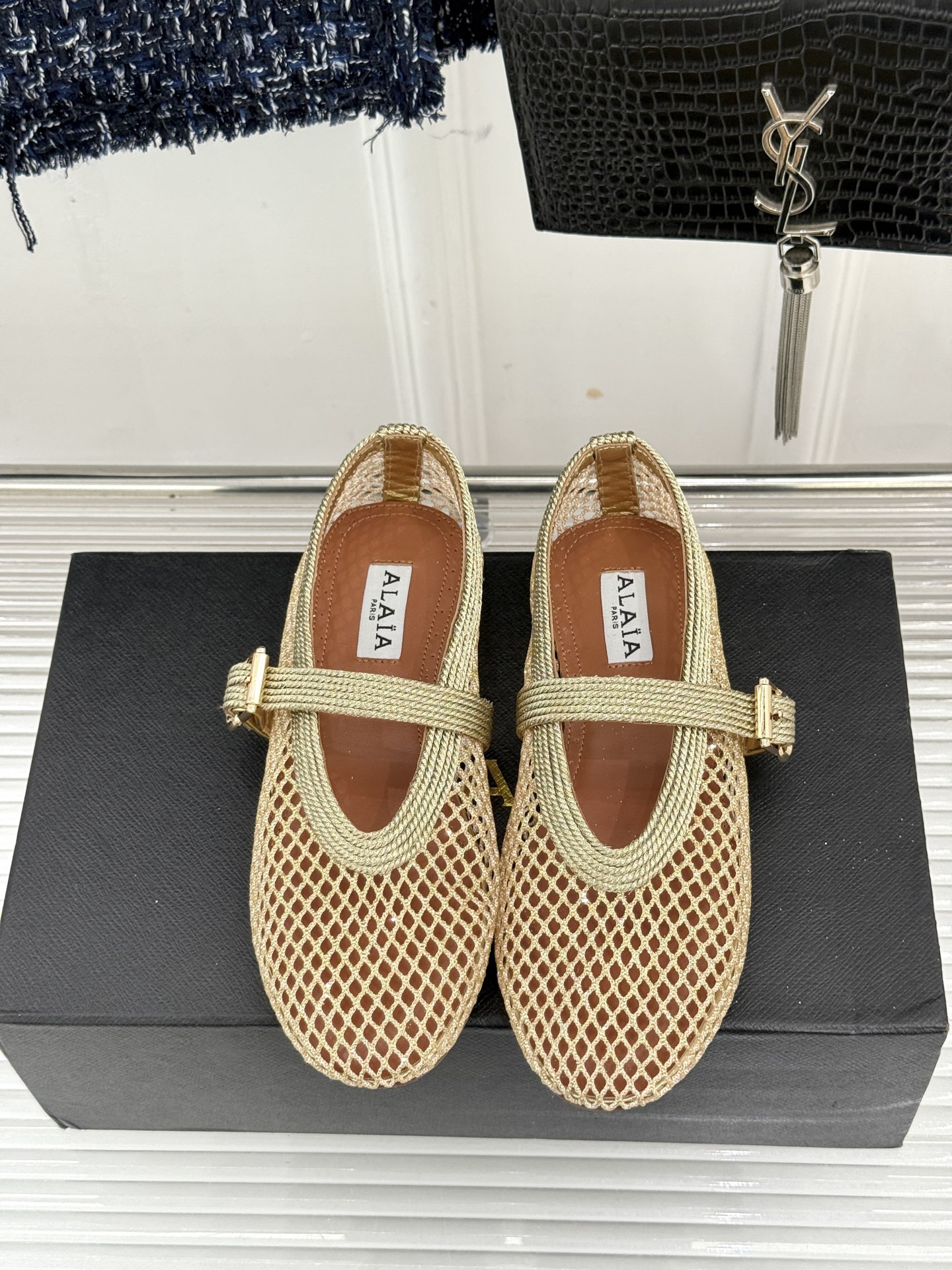 原版盒+10 ALAÏA /阿莱雅 26WF新品 镂空网面平底玛丽珍鞋 网面镂空平底玛丽珍鞋 精致网格通透又轻盈 绒面锁 原版盒+10 ALAÏA /阿莱雅 26WF新品 镂空网面平底玛丽珍鞋 网面镂空平底玛丽珍鞋 精致网格通透又轻盈 绒面锁