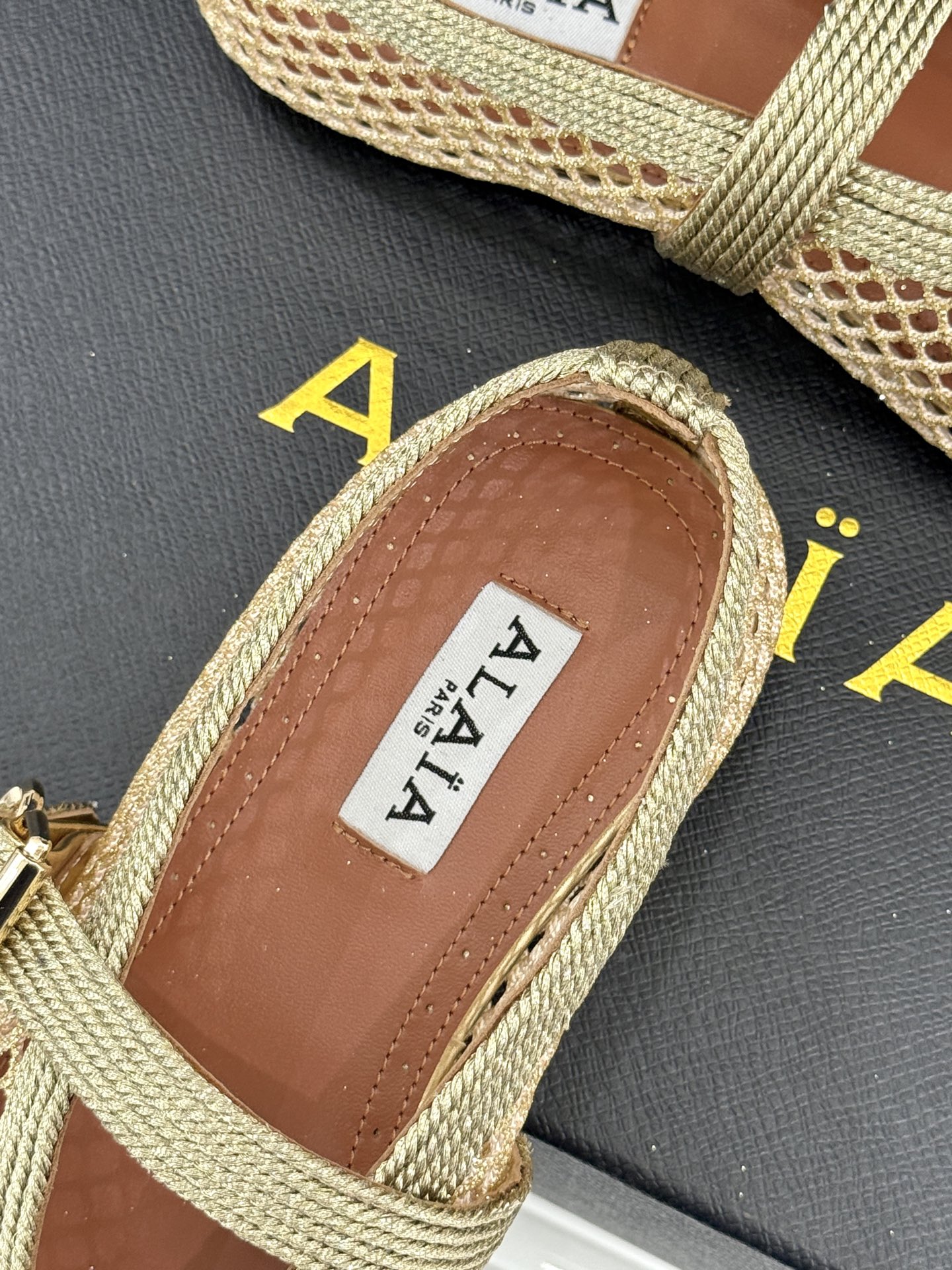 原版盒+10 ALAÏA /阿莱雅 26WF新品 镂空网面平底玛丽珍鞋 网面镂空平底玛丽珍鞋 精致网格通透又轻盈 绒面锁 原版盒+10 ALAÏA /阿莱雅 26WF新品 镂空网面平底玛丽珍鞋 网面镂空平底玛丽珍鞋 精致网格通透又轻盈 绒面锁