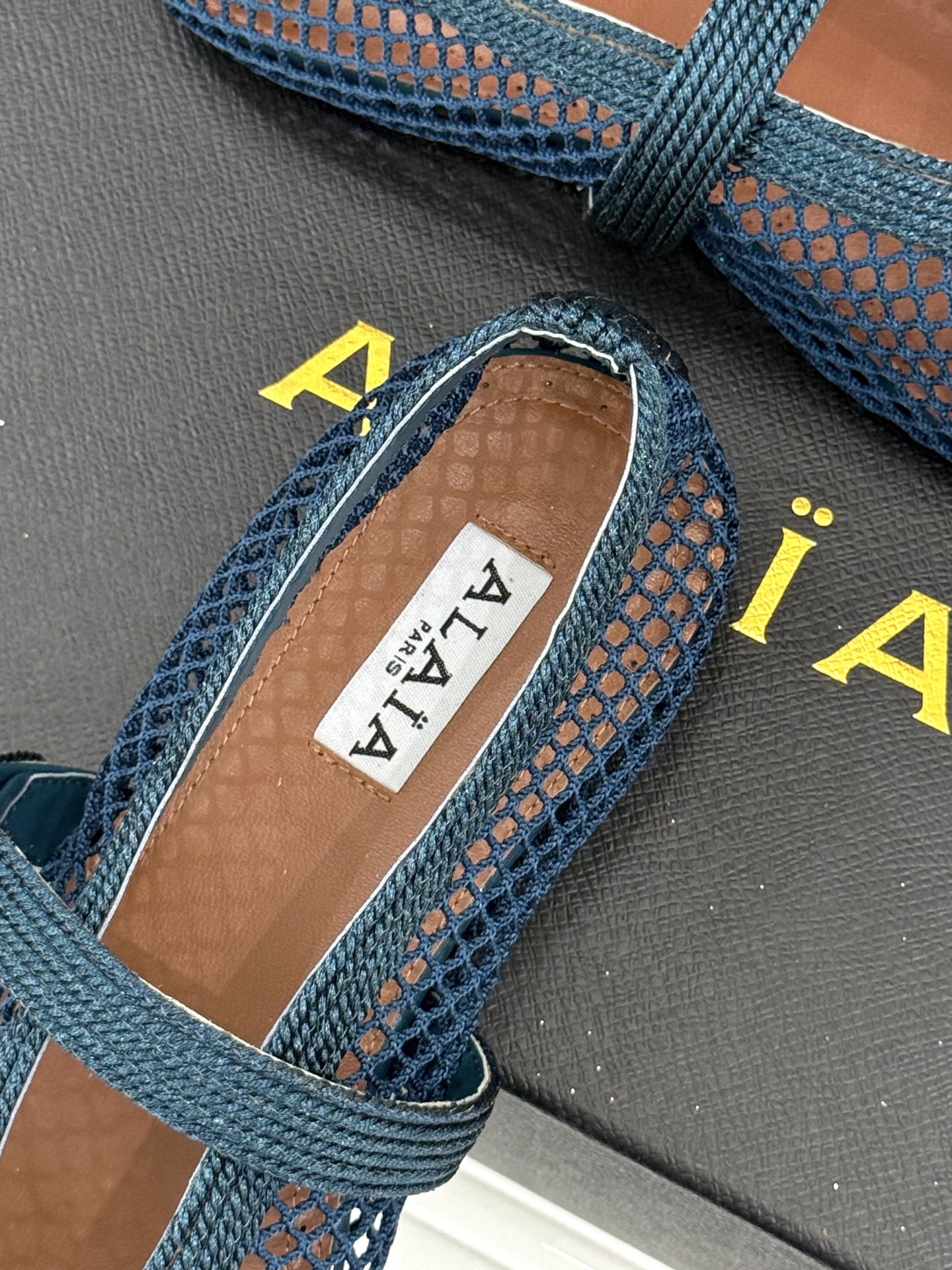 原版盒＋10 ALAÏA /阿莱雅 26WF新品 镂空网面平底玛丽珍鞋 网面镂空平底玛丽珍鞋 精致网格通透又轻盈 绒面锁