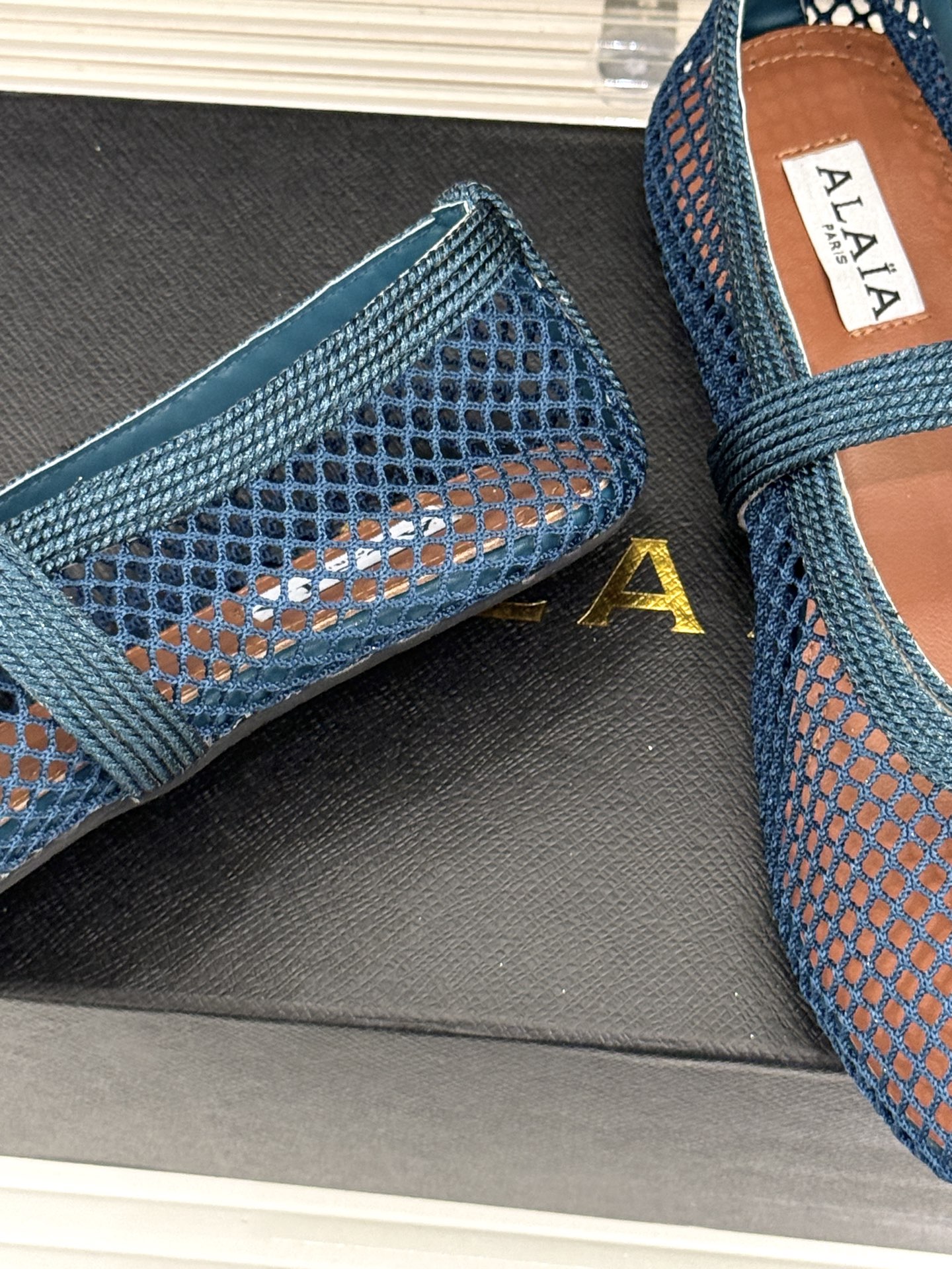 原版盒＋10 ALAÏA /阿莱雅 26WF新品 镂空网面平底玛丽珍鞋 网面镂空平底玛丽珍鞋 精致网格通透又轻盈 绒面锁