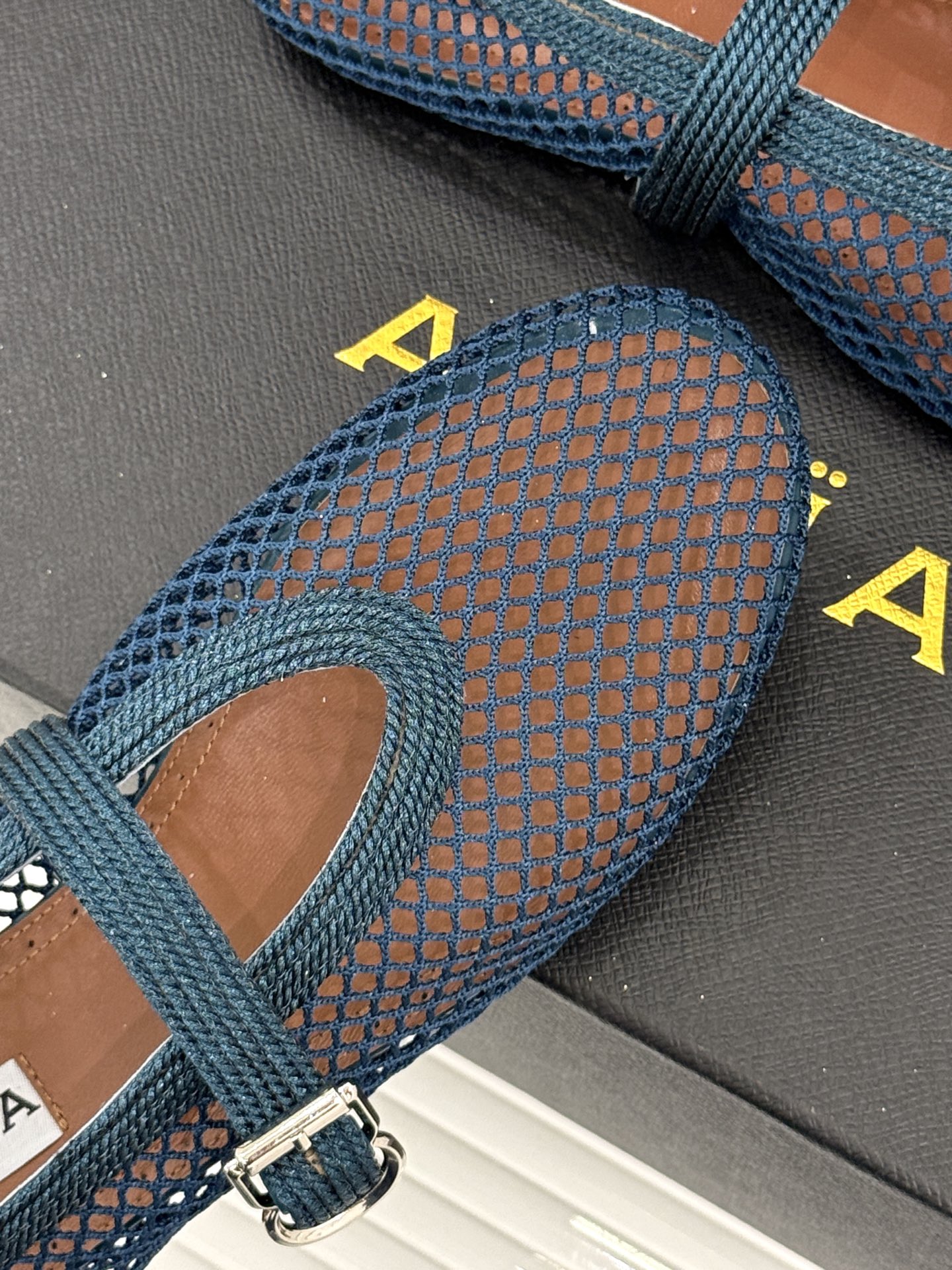 原版盒＋10 ALAÏA /阿莱雅 26WF新品 镂空网面平底玛丽珍鞋 网面镂空平底玛丽珍鞋 精致网格通透又轻盈 绒面锁