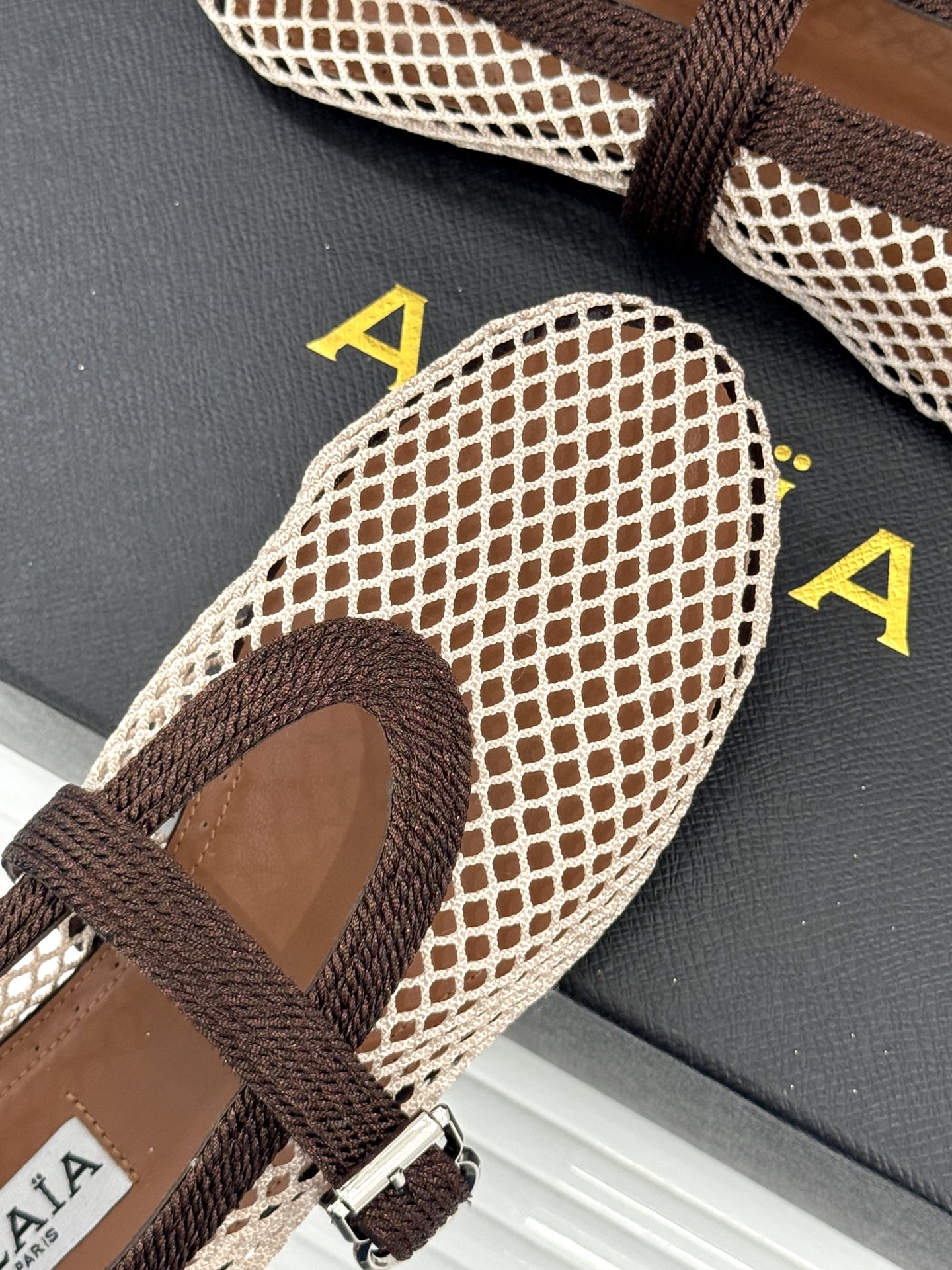 原版盒+10 ALAÏA /阿莱雅 26WF新品 镂空网面平底玛丽珍鞋 网面镂空平底玛丽珍鞋 精致网格通透又轻盈 绒面锁 原版盒+10 ALAÏA /阿莱雅 26WF新品 镂空网面平底玛丽珍鞋 网面镂空平底玛丽珍鞋 精致网格通透又轻盈 绒面锁