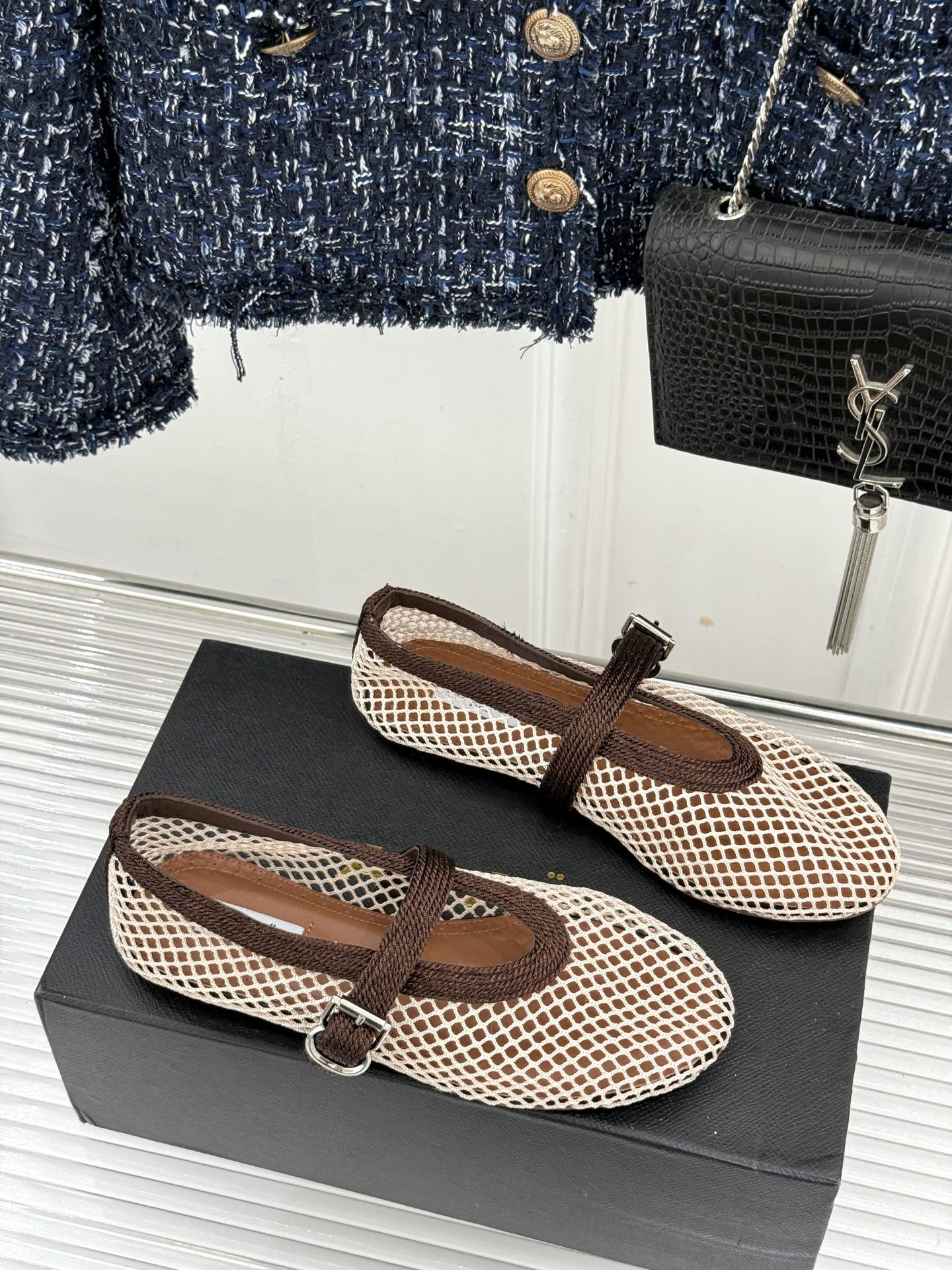 原版盒+10 ALAÏA /阿莱雅 26WF新品 镂空网面平底玛丽珍鞋 网面镂空平底玛丽珍鞋 精致网格通透又轻盈 绒面锁 原版盒+10 ALAÏA /阿莱雅 26WF新品 镂空网面平底玛丽珍鞋 网面镂空平底玛丽珍鞋 精致网格通透又轻盈 绒面锁