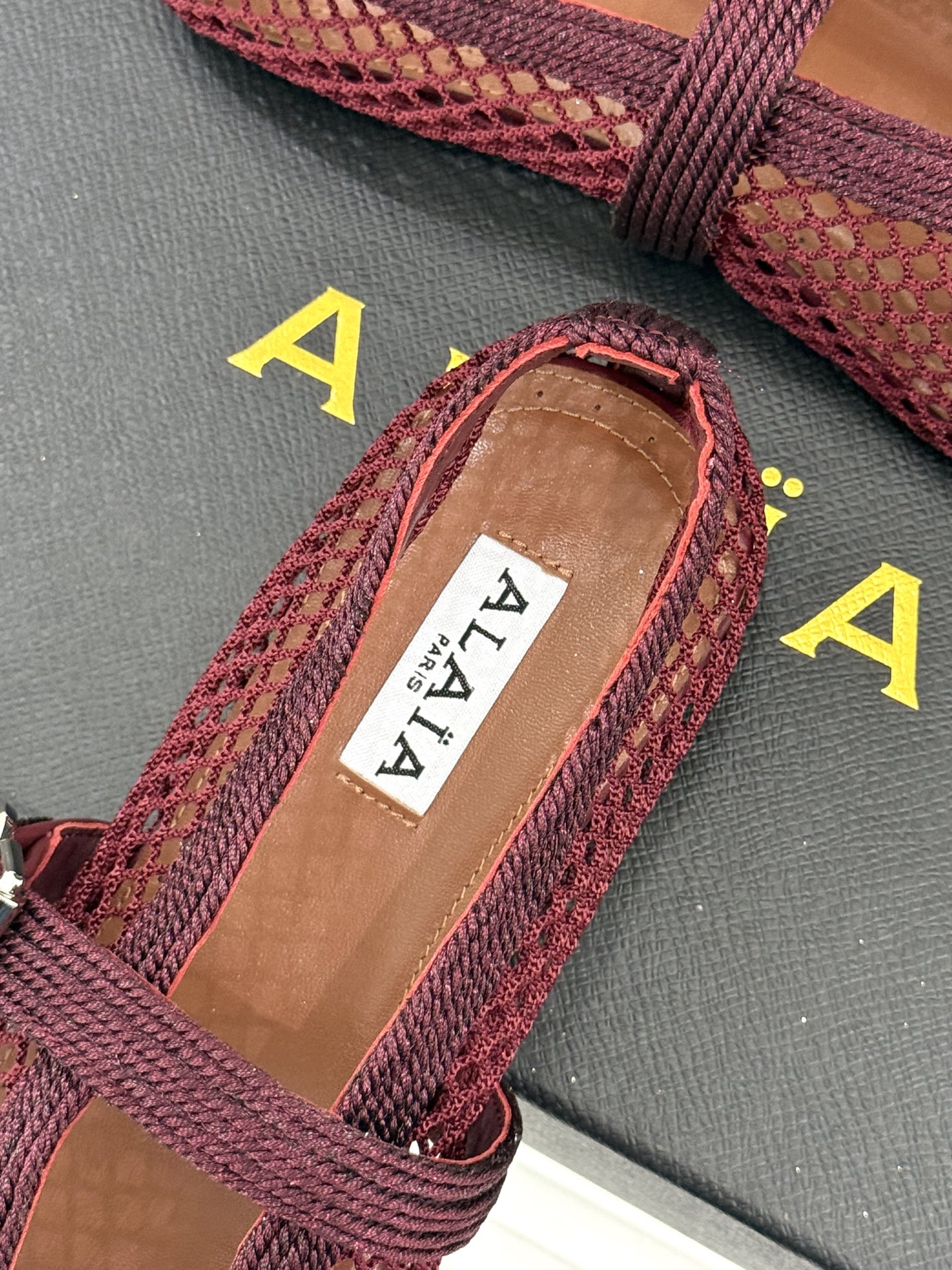 原版盒＋10 ALAÏA /阿莱雅 26WF新品 镂空网面平底玛丽珍鞋 网面镂空平底玛丽珍鞋 精致网格通透又轻盈 绒面锁