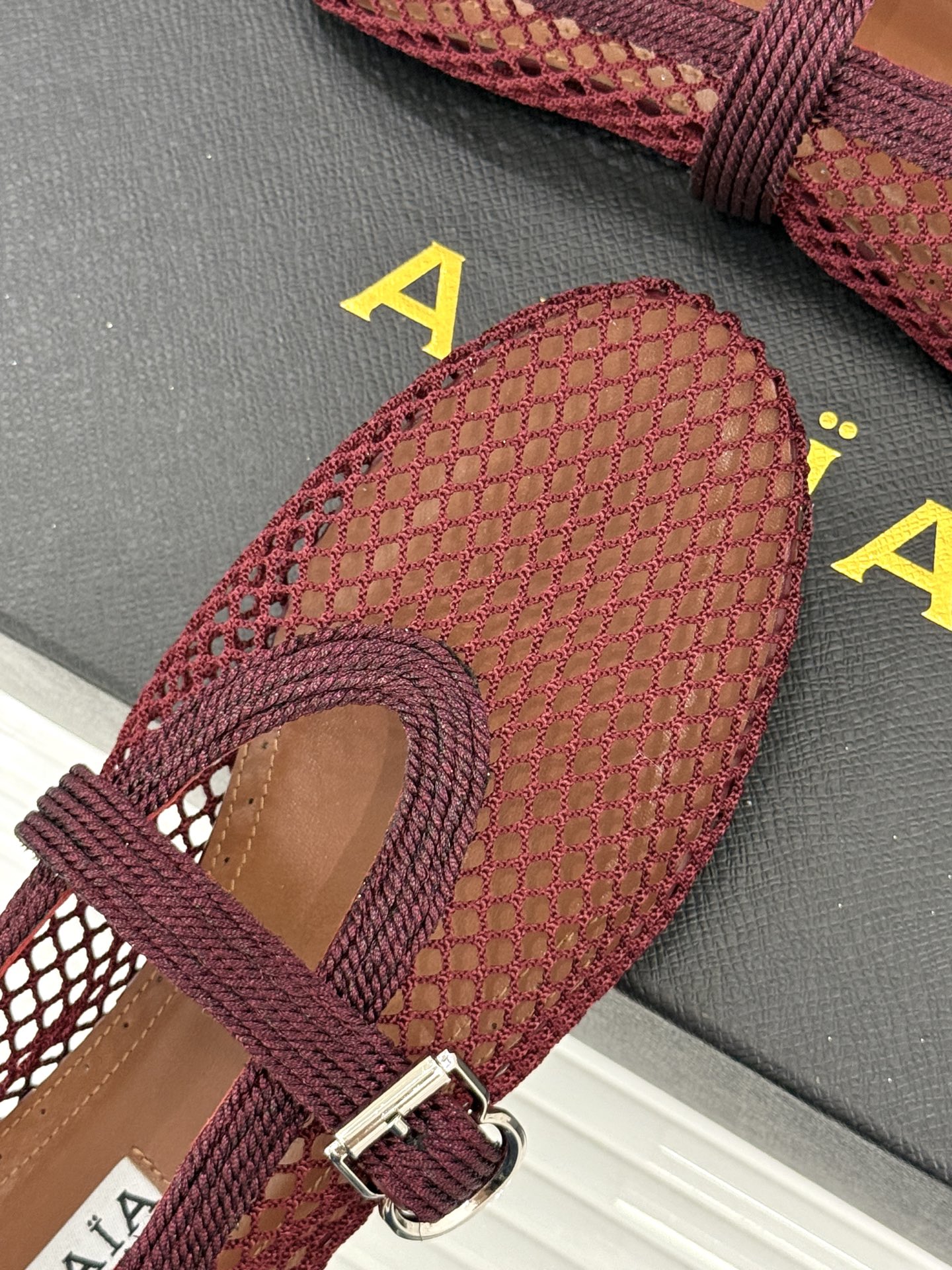 原版盒＋10 ALAÏA /阿莱雅 26WF新品 镂空网面平底玛丽珍鞋 网面镂空平底玛丽珍鞋 精致网格通透又轻盈 绒面锁
