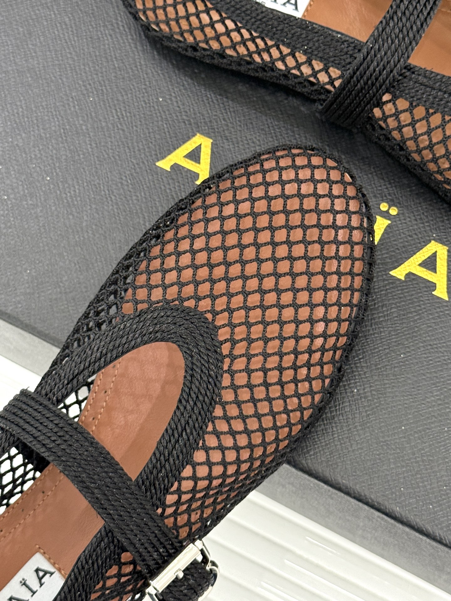 原版盒＋10 ALAÏA /阿莱雅 26WF新品 镂空网面平底玛丽珍鞋 网面镂空平底玛丽珍鞋 精致网格通透又轻盈 绒面锁