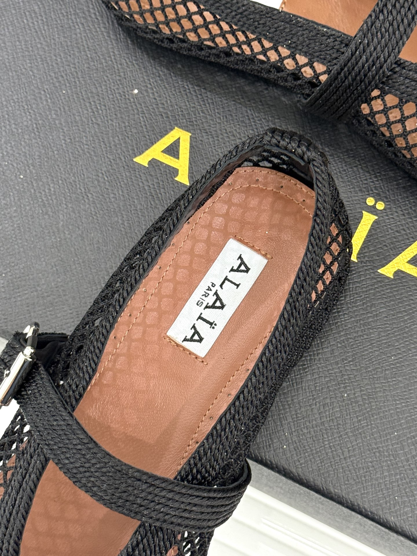 原版盒＋10 ALAÏA /阿莱雅 26WF新品 镂空网面平底玛丽珍鞋 网面镂空平底玛丽珍鞋 精致网格通透又轻盈 绒面锁