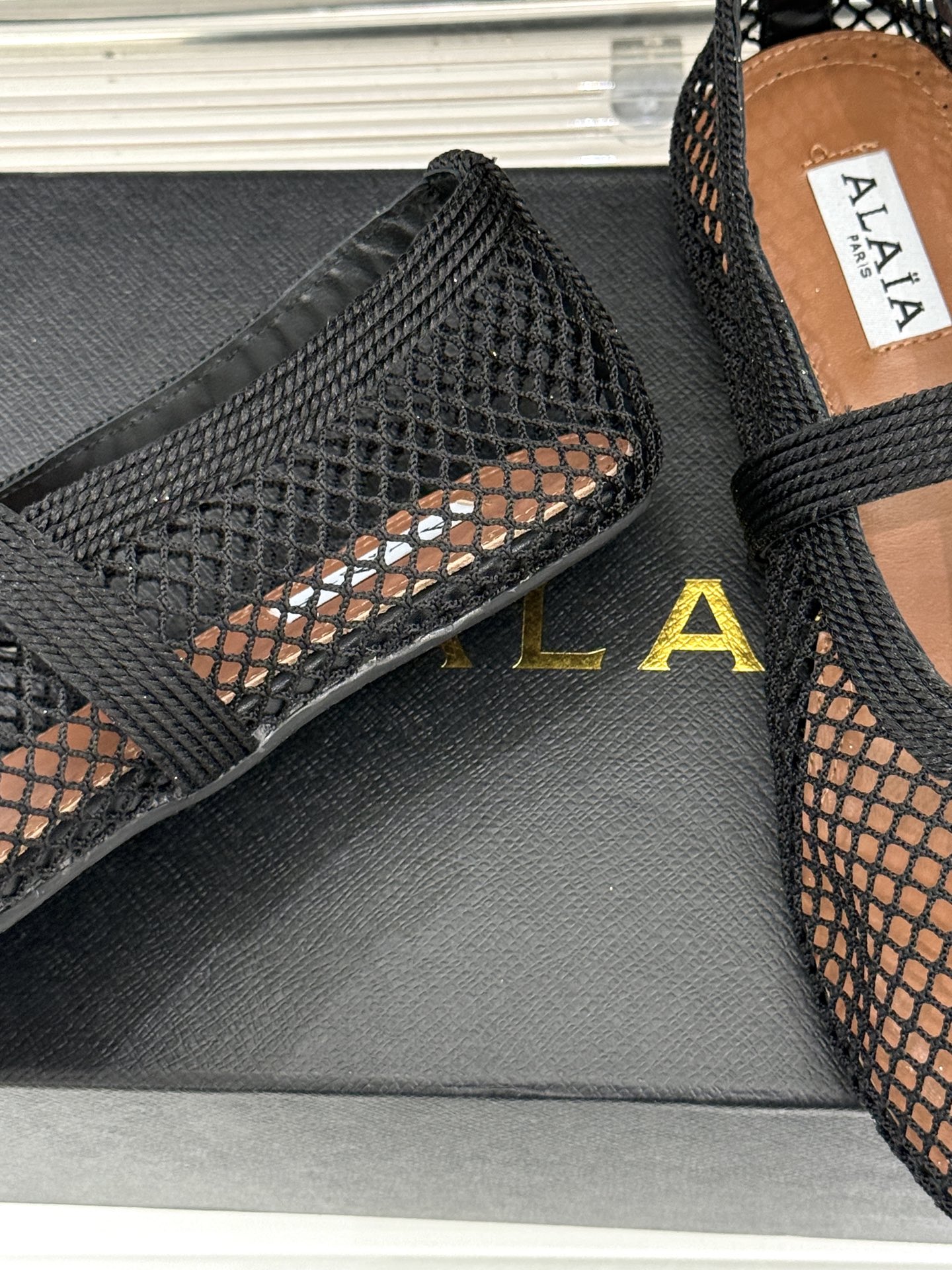 原版盒＋10 ALAÏA /阿莱雅 26WF新品 镂空网面平底玛丽珍鞋 网面镂空平底玛丽珍鞋 精致网格通透又轻盈 绒面锁