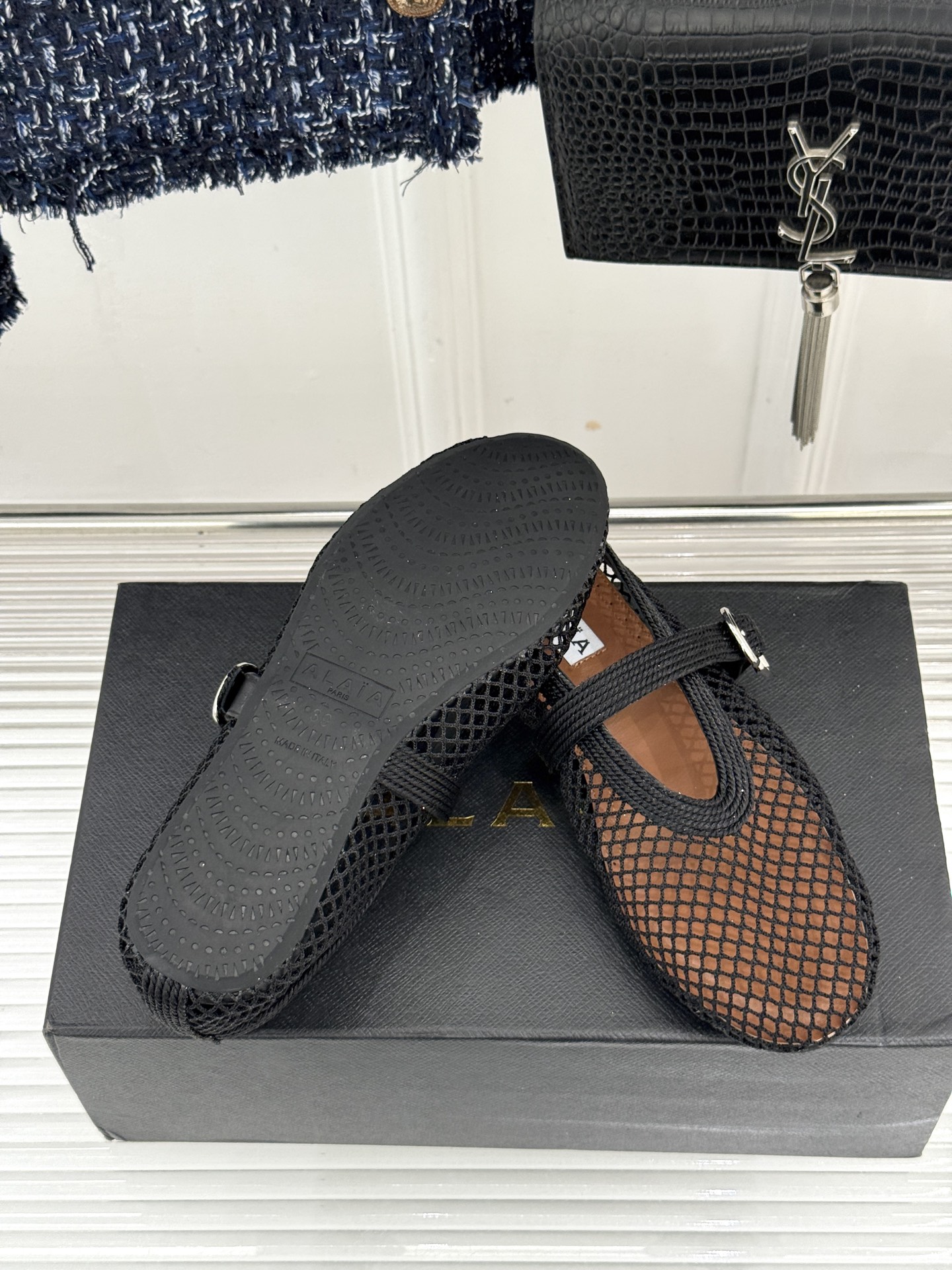 原版盒＋10 ALAÏA /阿莱雅 26WF新品 镂空网面平底玛丽珍鞋 网面镂空平底玛丽珍鞋 精致网格通透又轻盈 绒面锁