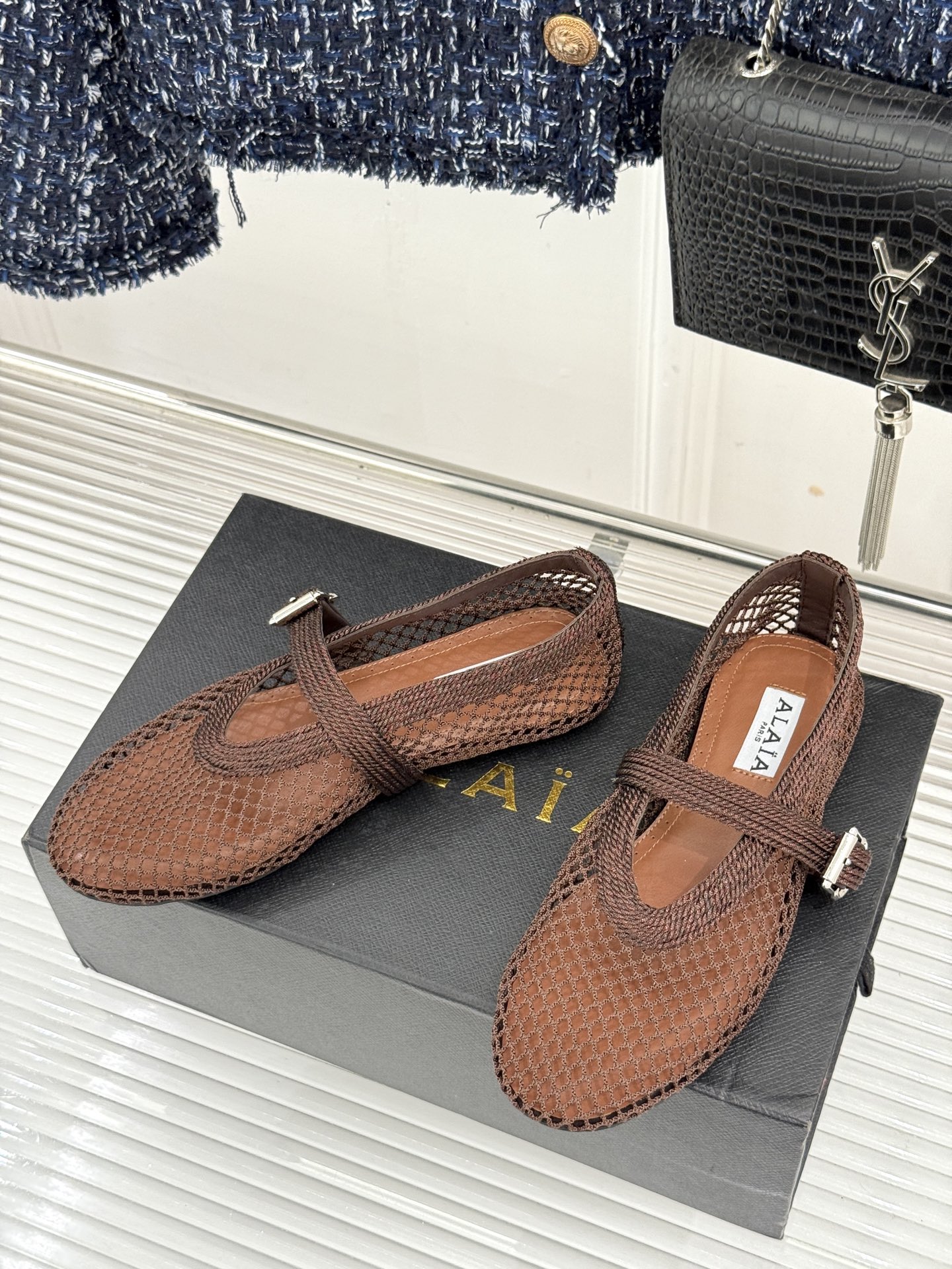 原版盒+10 ALAÏA /阿莱雅 26WF新品 镂空网面平底玛丽珍鞋 网面镂空平底玛丽珍鞋 精致网格通透又轻盈 绒面锁 原版盒+10 ALAÏA /阿莱雅 26WF新品 镂空网面平底玛丽珍鞋 网面镂空平底玛丽珍鞋 精致网格通透又轻盈 绒面锁
