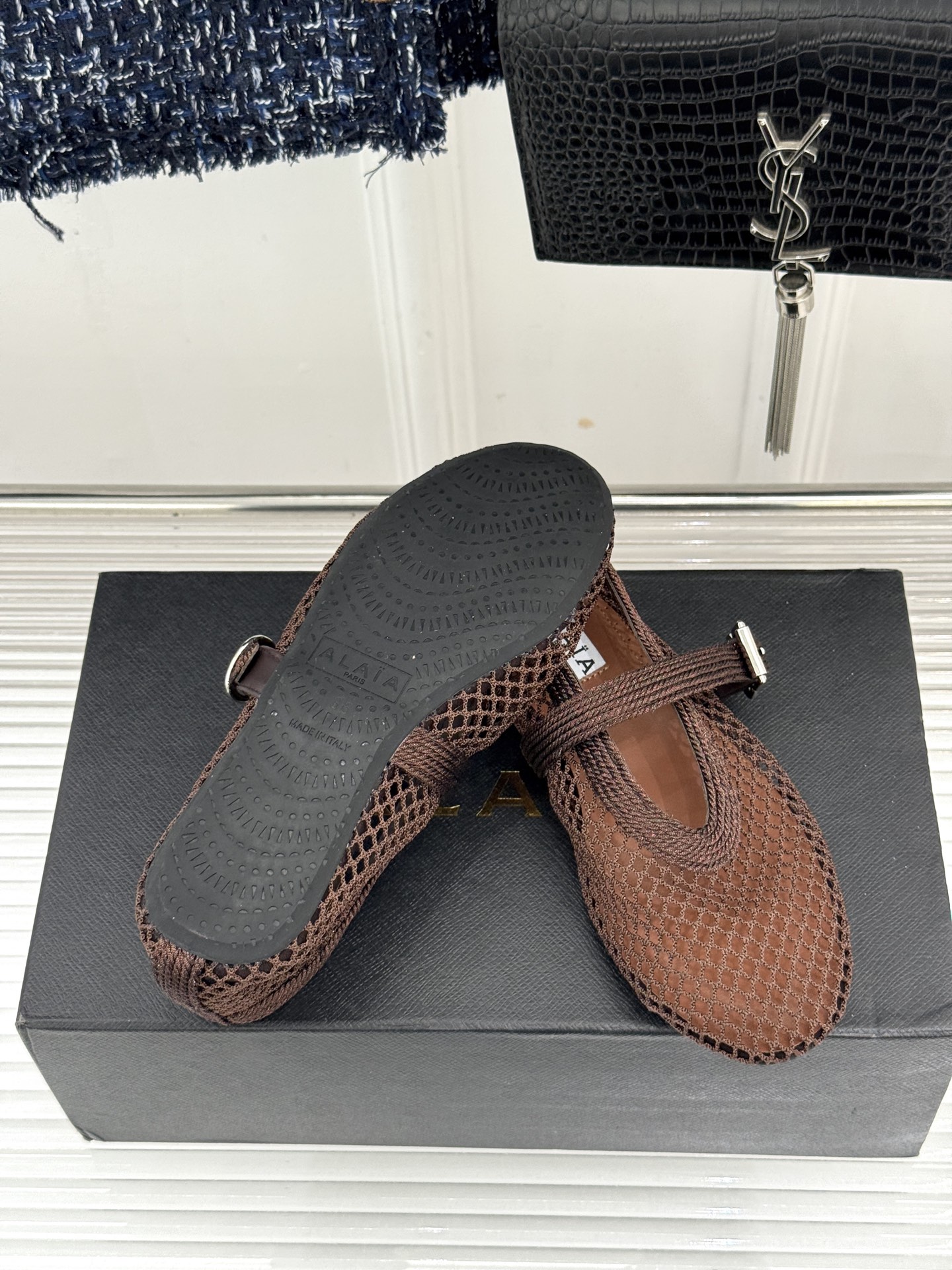原版盒+10 ALAÏA /阿莱雅 26WF新品 镂空网面平底玛丽珍鞋 网面镂空平底玛丽珍鞋 精致网格通透又轻盈 绒面锁 原版盒+10 ALAÏA /阿莱雅 26WF新品 镂空网面平底玛丽珍鞋 网面镂空平底玛丽珍鞋 精致网格通透又轻盈 绒面锁
