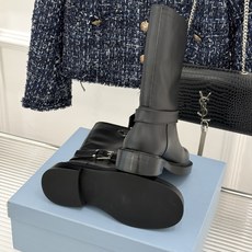 Prada/普拉达26WF新品三角标 皮带扣粗跟骑士靴短靴 三角标气场拉满 金属皮带扣超吸睛 粗跟厚底稳当又显高 暗黑骑 Prada/普拉达26WF新品三角标 皮带扣粗跟骑士靴短靴 三角标气场拉满 金属皮带扣超吸睛 粗跟厚底稳当又显高 暗黑骑