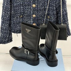 Prada/普拉达26WF新品三角标 皮带扣粗跟骑士靴短靴 三角标气场拉满 金属皮带扣超吸睛 粗跟厚底稳当又显高 暗黑骑 Prada/普拉达26WF新品三角标 皮带扣粗跟骑士靴短靴 三角标气场拉满 金属皮带扣超吸睛 粗跟厚底稳当又显高 暗黑骑