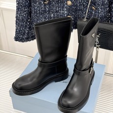 Prada/普拉达26WF新品三角标 皮带扣粗跟骑士靴短靴 三角标气场拉满 金属皮带扣超吸睛 粗跟厚底稳当又显高 暗黑骑 Prada/普拉达26WF新品三角标 皮带扣粗跟骑士靴短靴 三角标气场拉满 金属皮带扣超吸睛 粗跟厚底稳当又显高 暗黑骑