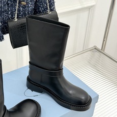 Prada/普拉达26WF新品三角标 皮带扣粗跟骑士靴短靴 三角标气场拉满 金属皮带扣超吸睛 粗跟厚底稳当又显高 暗黑骑 Prada/普拉达26WF新品三角标 皮带扣粗跟骑士靴短靴 三角标气场拉满 金属皮带扣超吸睛 粗跟厚底稳当又显高 暗黑骑