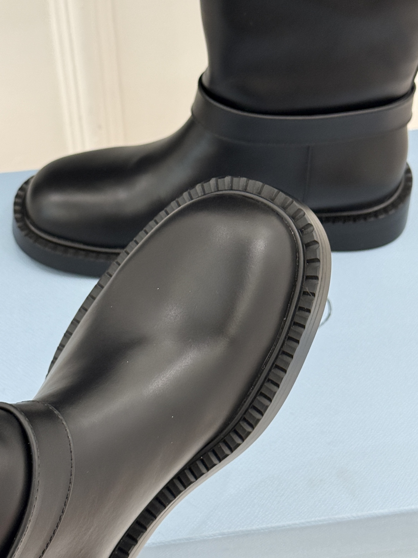 Prada/普拉达26WF新品三角标 皮带扣粗跟骑士靴短靴 三角标气场拉满 金属皮带扣超吸睛 粗跟厚底稳当又显高 暗黑骑 Prada/普拉达26WF新品三角标 皮带扣粗跟骑士靴短靴 三角标气场拉满 金属皮带扣超吸睛 粗跟厚底稳当又显高 暗黑骑