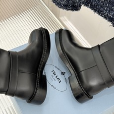 Prada/普拉达26WF新品三角标 皮带扣粗跟骑士靴短靴 三角标气场拉满 金属皮带扣超吸睛 粗跟厚底稳当又显高 暗黑骑 Prada/普拉达26WF新品三角标 皮带扣粗跟骑士靴短靴 三角标气场拉满 金属皮带扣超吸睛 粗跟厚底稳当又显高 暗黑骑