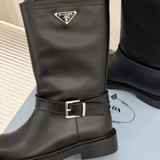 Prada/普拉达26WF新品三角标 皮带扣粗跟骑士靴短靴 三角标气场拉满 金属皮带扣超吸睛 粗跟厚底稳当又显高 暗黑骑 Prada/普拉达26WF新品三角标 皮带扣粗跟骑士靴短靴 三角标气场拉满 金属皮带扣超吸睛 粗跟厚底稳当又显高 暗黑骑