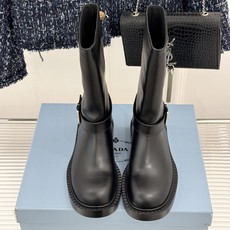 Prada/普拉达26WF新品三角标 皮带扣粗跟骑士靴短靴 三角标气场拉满 金属皮带扣超吸睛 粗跟厚底稳当又显高 暗黑骑 Prada/普拉达26WF新品三角标 皮带扣粗跟骑士靴短靴 三角标气场拉满 金属皮带扣超吸睛 粗跟厚底稳当又显高 暗黑骑