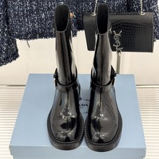 Prada/普拉达26WF新品三角标 皮带扣粗跟骑士靴短靴 三角标气场拉满 金属皮带扣超吸睛 粗跟厚底稳当又显高 暗黑骑 Prada/普拉达26WF新品三角标 皮带扣粗跟骑士靴短靴 三角标气场拉满 金属皮带扣超吸睛 粗跟厚底稳当又显高 暗黑骑