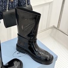 Prada/普拉达26WF新品三角标 皮带扣粗跟骑士靴短靴 三角标气场拉满 金属皮带扣超吸睛 粗跟厚底稳当又显高 暗黑骑 Prada/普拉达26WF新品三角标 皮带扣粗跟骑士靴短靴 三角标气场拉满 金属皮带扣超吸睛 粗跟厚底稳当又显高 暗黑骑