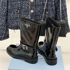 Prada/普拉达26WF新品三角标 皮带扣粗跟骑士靴短靴 三角标气场拉满 金属皮带扣超吸睛 粗跟厚底稳当又显高 暗黑骑 Prada/普拉达26WF新品三角标 皮带扣粗跟骑士靴短靴 三角标气场拉满 金属皮带扣超吸睛 粗跟厚底稳当又显高 暗黑骑