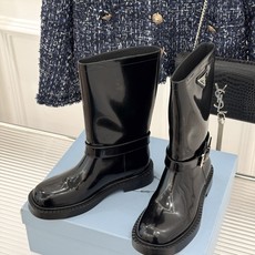 Prada/普拉达26WF新品三角标 皮带扣粗跟骑士靴短靴 三角标气场拉满 金属皮带扣超吸睛 粗跟厚底稳当又显高 暗黑骑 Prada/普拉达26WF新品三角标 皮带扣粗跟骑士靴短靴 三角标气场拉满 金属皮带扣超吸睛 粗跟厚底稳当又显高 暗黑骑