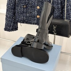 Prada/普拉达26WF新品三角标 皮带扣粗跟骑士靴短靴 三角标气场拉满 金属皮带扣超吸睛 粗跟厚底稳当又显高 暗黑骑 Prada/普拉达26WF新品三角标 皮带扣粗跟骑士靴短靴 三角标气场拉满 金属皮带扣超吸睛 粗跟厚底稳当又显高 暗黑骑