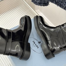 Prada/普拉达26WF新品三角标 皮带扣粗跟骑士靴短靴 三角标气场拉满 金属皮带扣超吸睛 粗跟厚底稳当又显高 暗黑骑 Prada/普拉达26WF新品三角标 皮带扣粗跟骑士靴短靴 三角标气场拉满 金属皮带扣超吸睛 粗跟厚底稳当又显高 暗黑骑